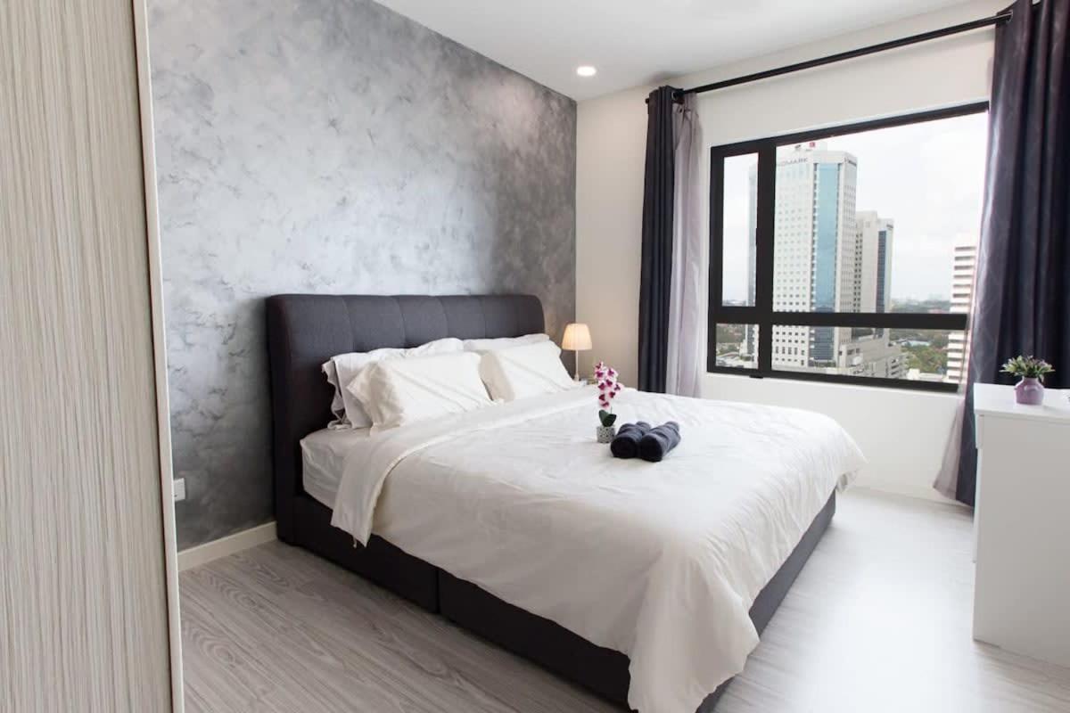A Modern & Bright Suasana In *