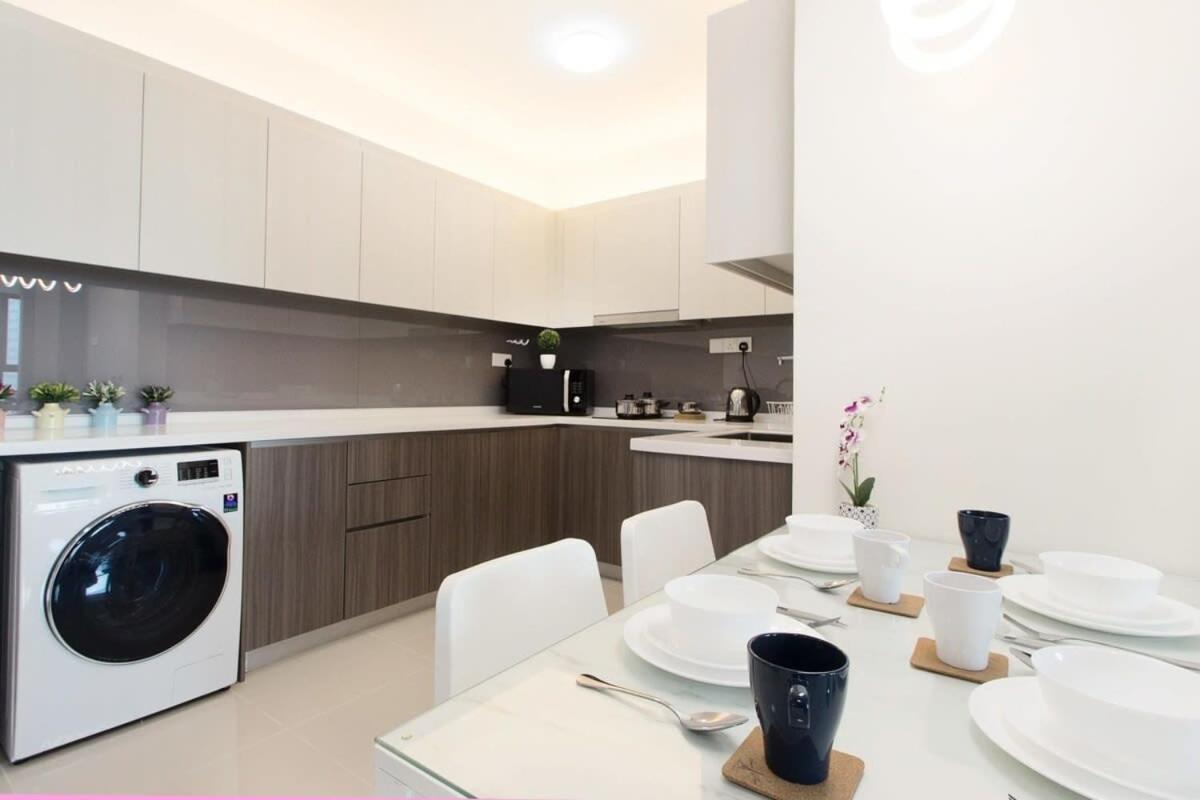 Apartment A Modern & Bright Suasana In *